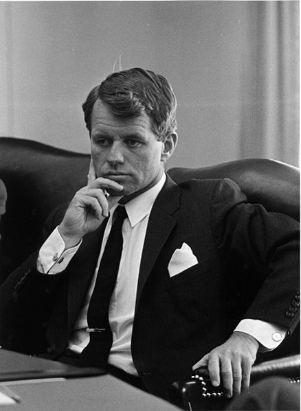 [438px-Robert_F._Kennedy_1964.jpeg]