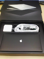 Apple MacBook Airの下には付属品。