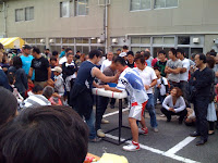 越谷市民まつりアームレスリングコーナー、腕相撲のトーナメント。