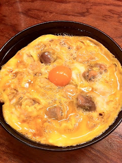 中央の卵黄を割るとちょうどいい味になる