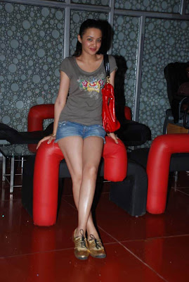actress surveen chawla hot pics
