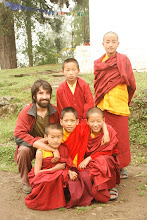 Jordi amb alguns monjos