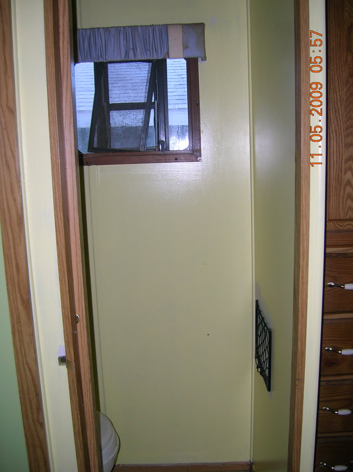 [Yellow+Loo.jpg]