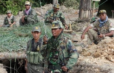 [Khmer+soldier+03+08-10-15+(AFP).jpg]