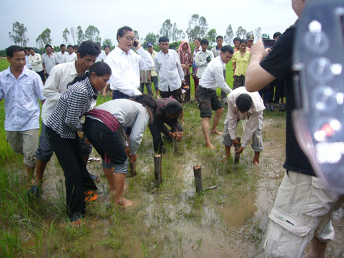 [Sam+Rainsy+border+post+pulling+03+(KSN).jpg]