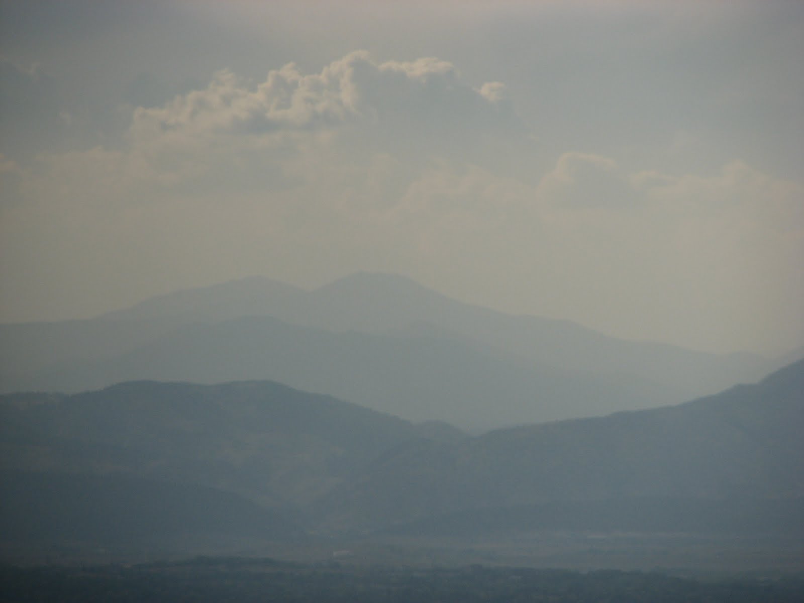 [hazyview+of+the+mountains.JPG]