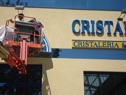 MONTAJE DE ROTULO CORPOREO LACADO AL HORNO