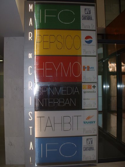 DIRECTORIO ILUMINADO EN EDIFICIO DE OFICINAS