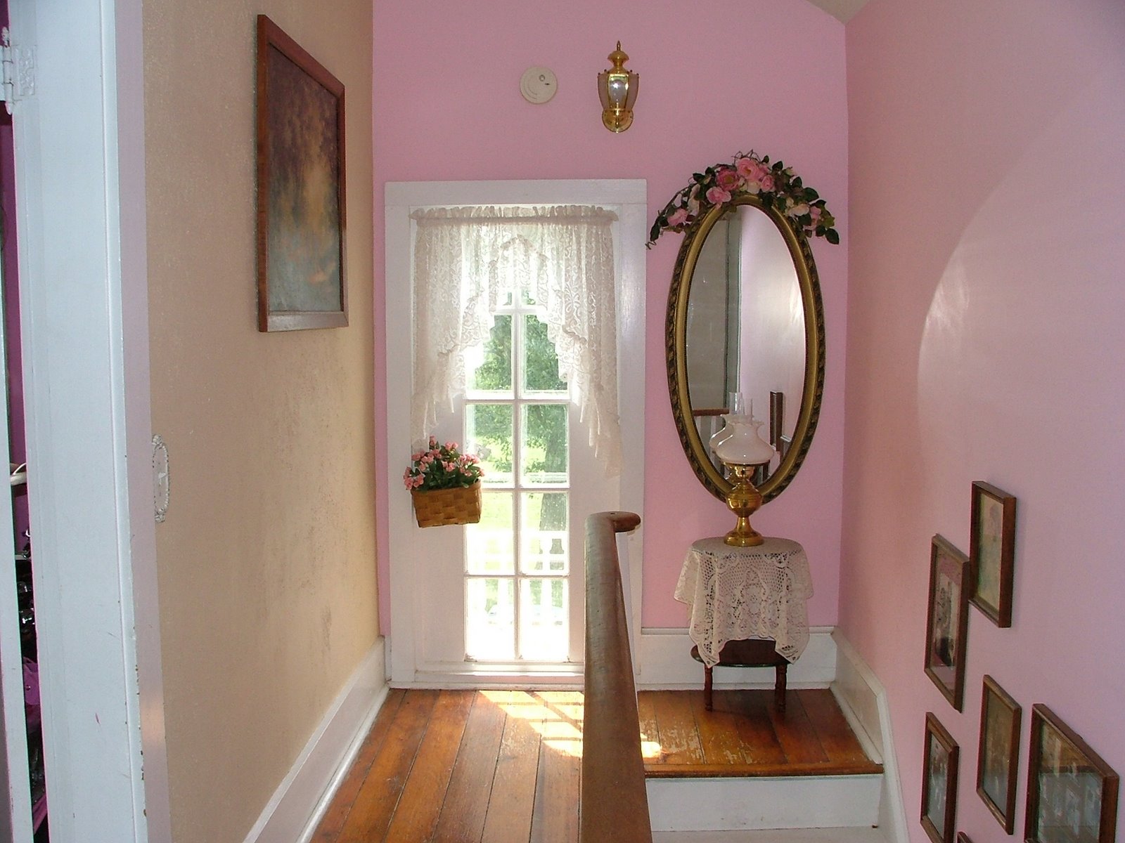 [upstairs+hallway+3.JPG]