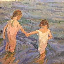 Niñas en el mar.