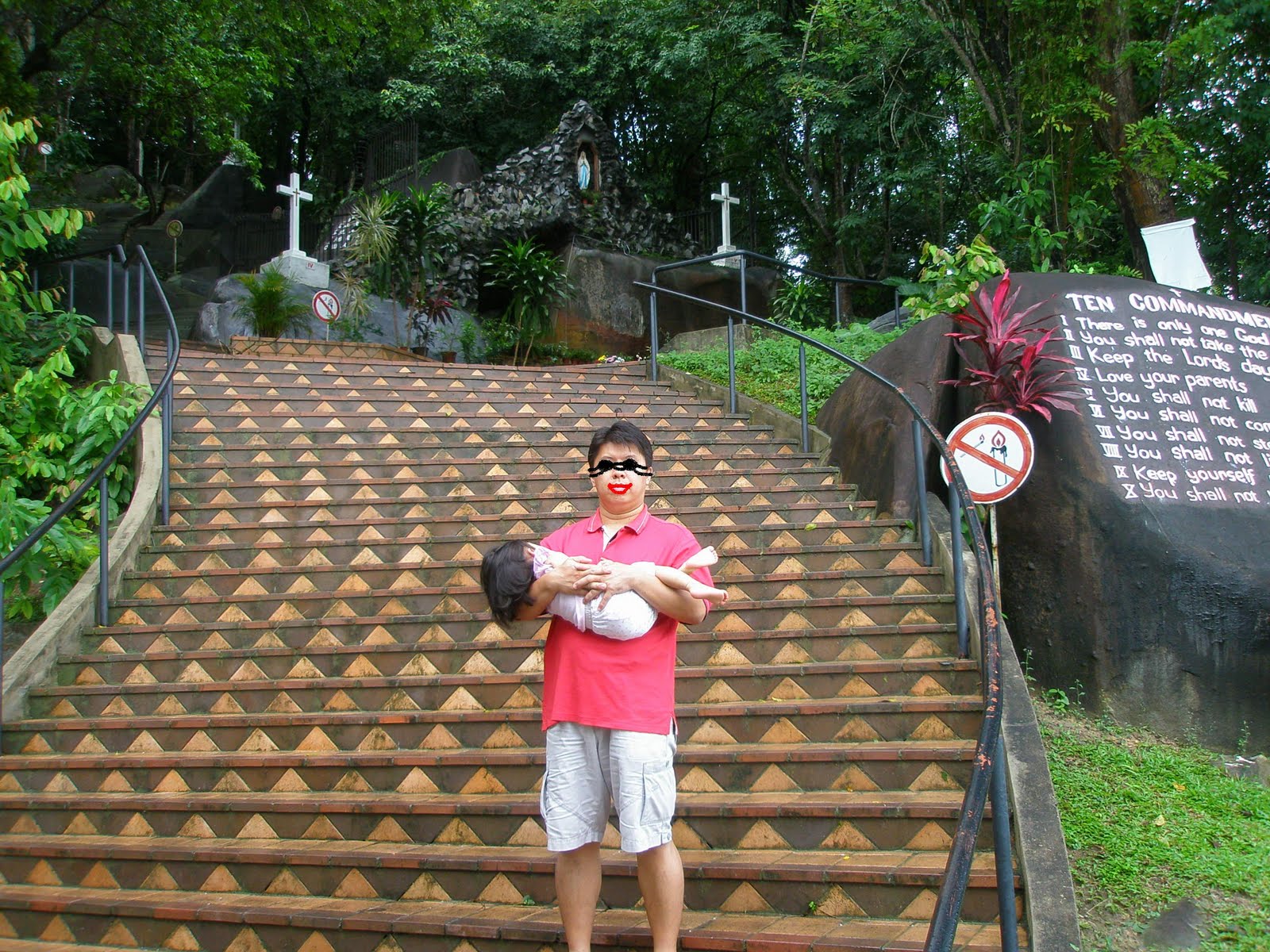 [Daddy+in+St+Anne's+with+BB.JPG]