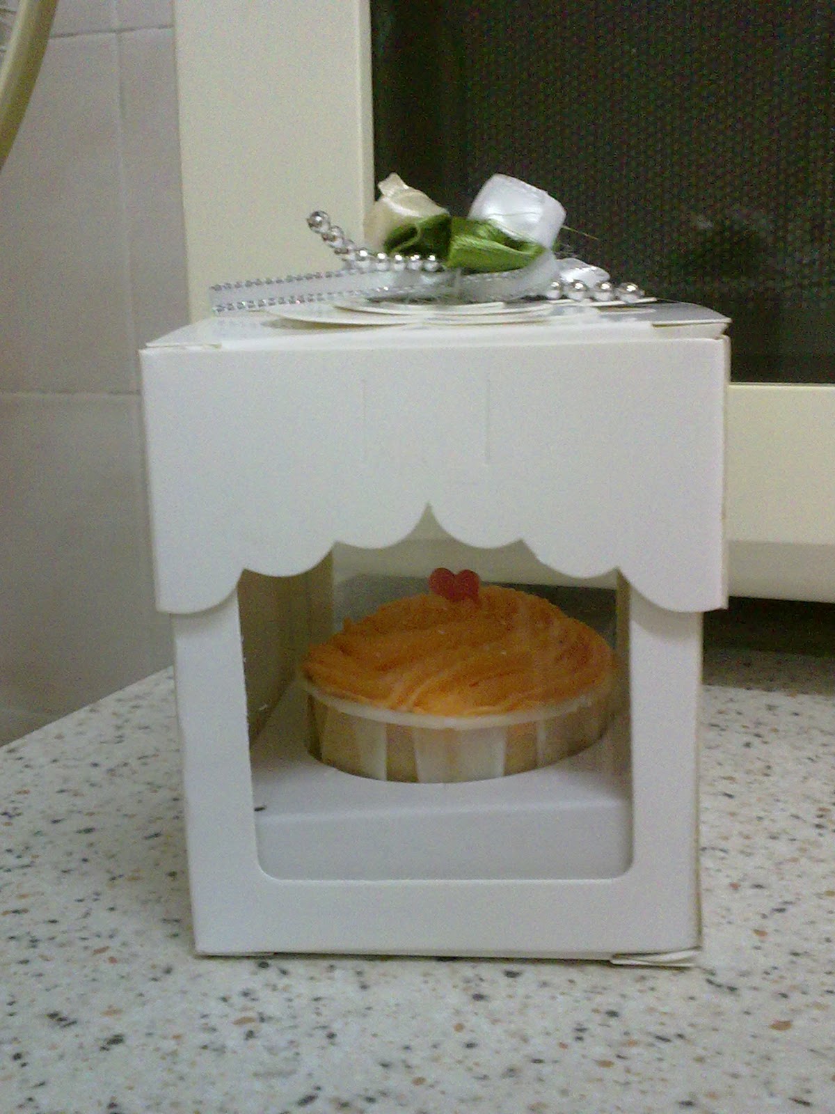 cakes.chantek door gifts for wedding..single box and vanilla cupcake