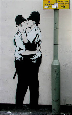 banksy kissing policemen