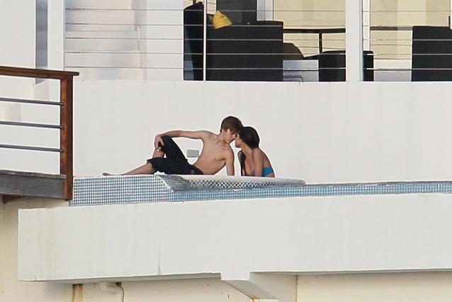 Photo of Justin Bieber and Selena Gomez kissing on Caribbean yacht