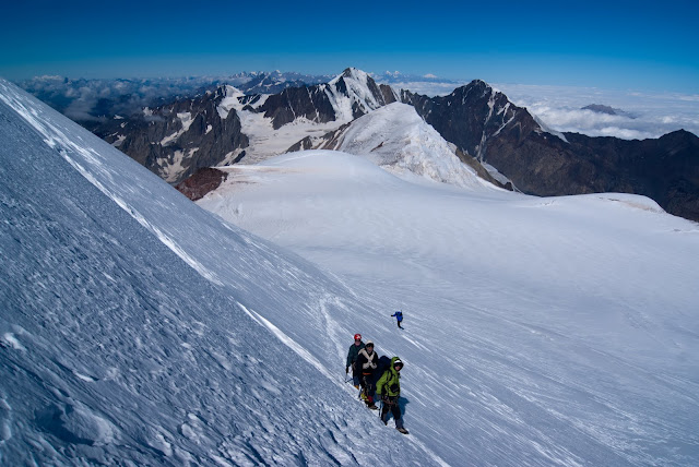 Альпинисты поднимаются на Казбек 
