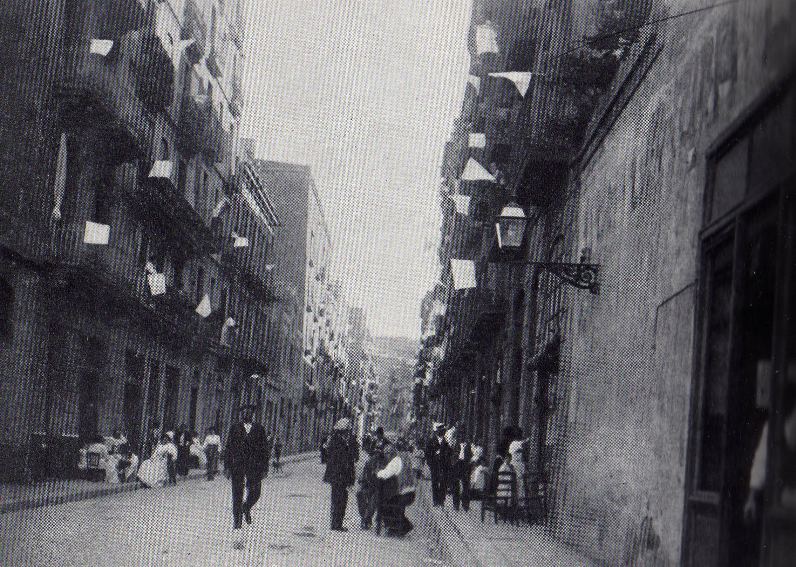 [carrer+salva+banderes+blanques.jpg]
