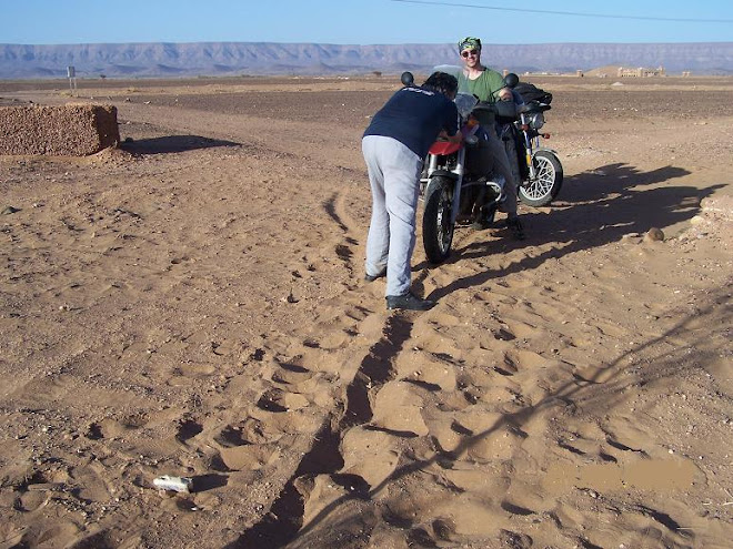 Poner una moto en una duna.