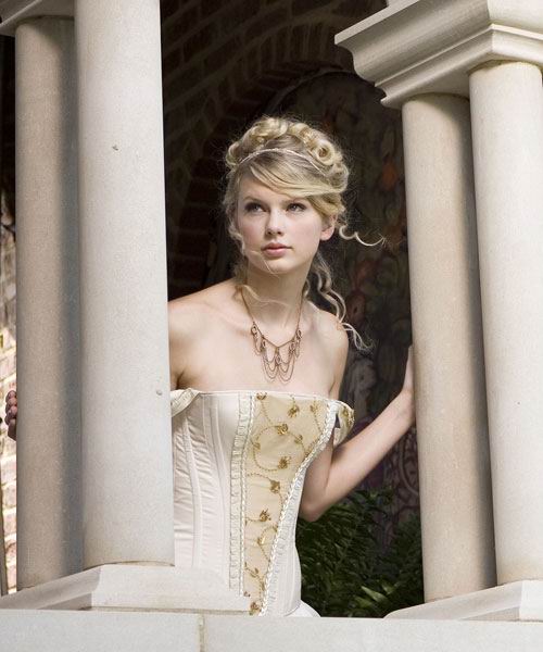 Taylor Swift Perfect Curly Hairstyle With Braids 2008 style Taylor Swift Perfect Curly Hairstyle With Braids 2008 style