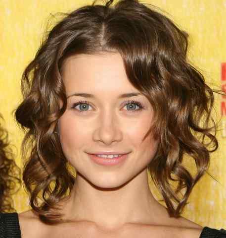 This is latest trendy medium cute curly hairstyle for girls