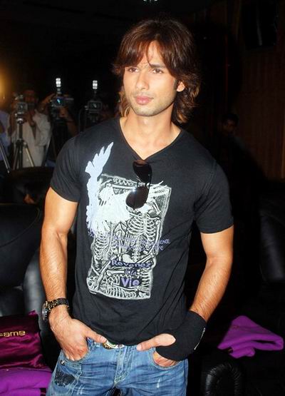 male hairstyles 2005. 2005 mens hairstyles. Shahid Kapoor long Surfer hairstyle for men. Cool Male 
