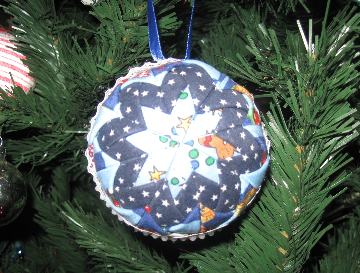 Happy Quilting: Quilted Christmas Ball Ornament Tutorial