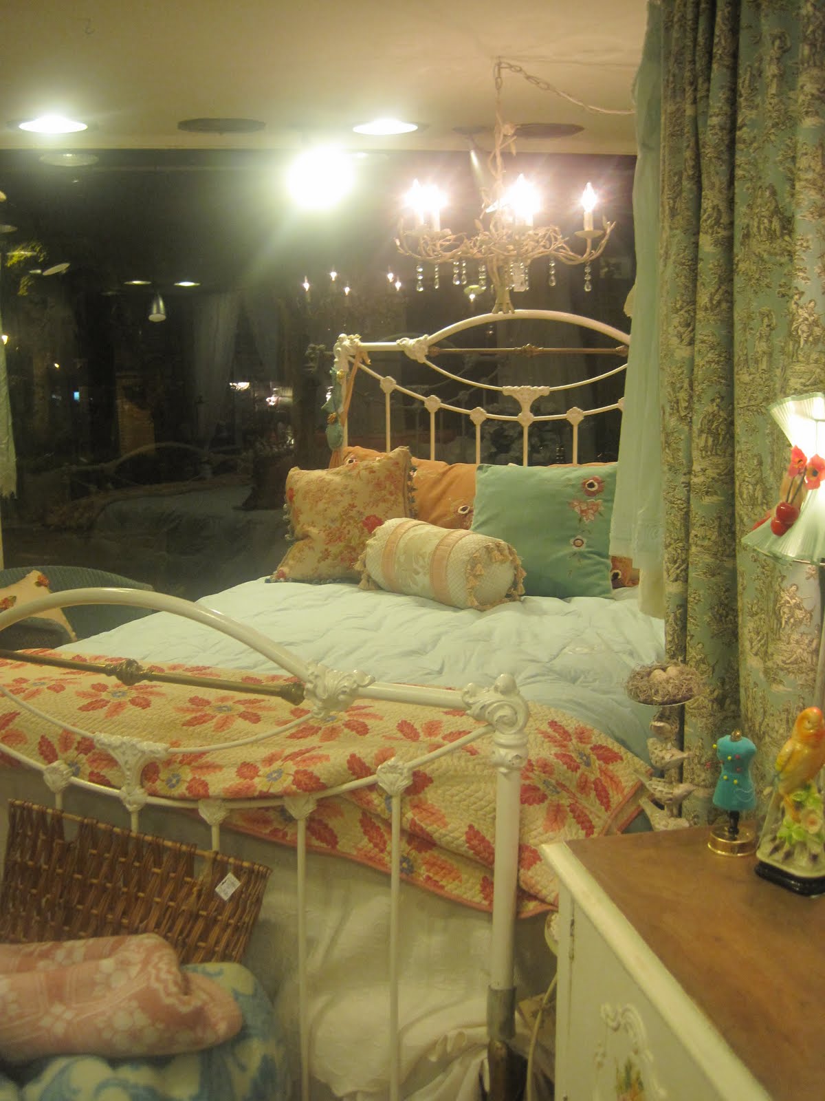 Camas Antiques I love old Iron beds.