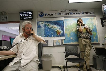 [quake+samoa+barry+hirshorn+and+Dr+gerard+Fryer+of+NOAA+at+PTWC+in+Hawaii.jpg]