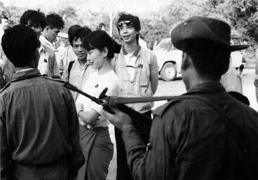 [suu+and+soldiers.jpg]