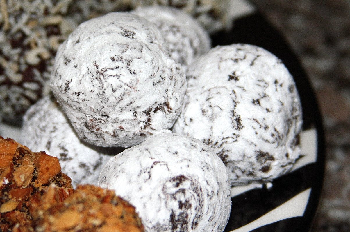 [chocolate+truffles+rolled+in+confectioners+sugar.JPG]
