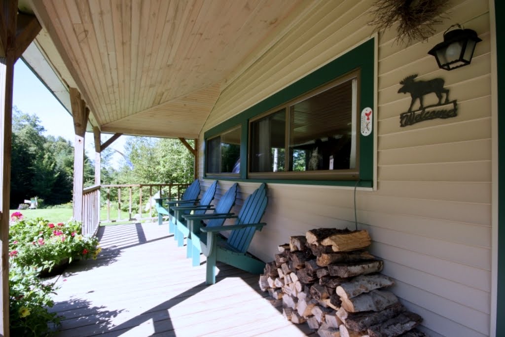 [wilson+pond+camps+porch+sm.JPG]