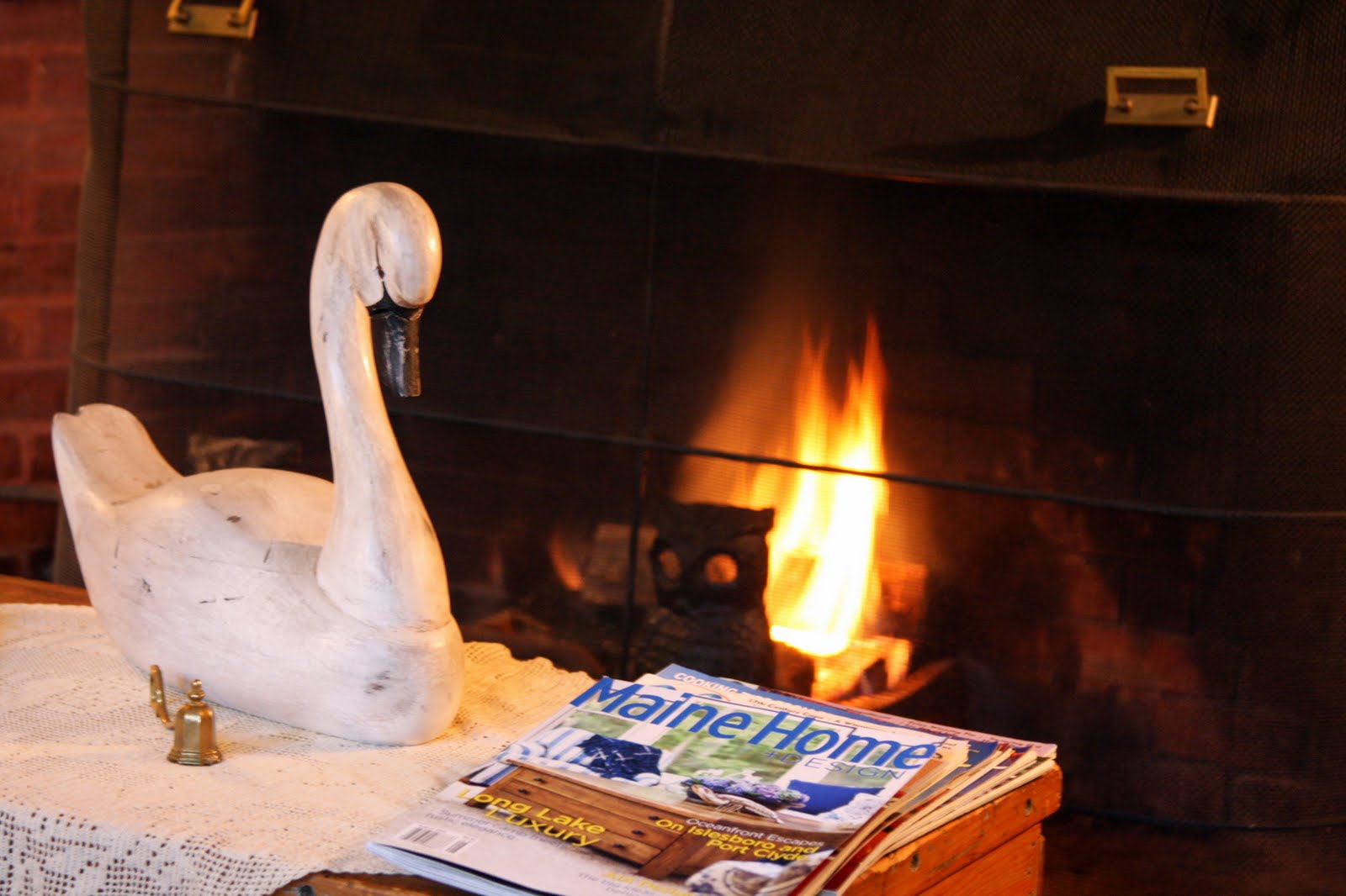 [large+woodburning+fireplace+in+the+living+room.JPG]