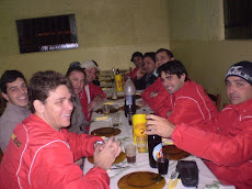 A GALERA CONFRATERNIZANDO DEPOIS DO JOGO.