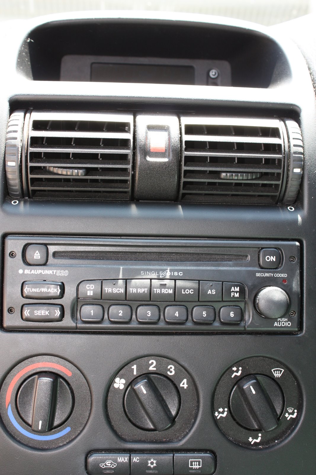 Remove a Blaupunkt 520 car stereo head unit from a 2005 Astra