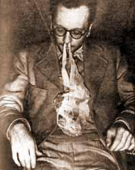 El médium Ronald Cocksell, estando en trance, hizo fluír de su nariz una forma ectoplasmática.
