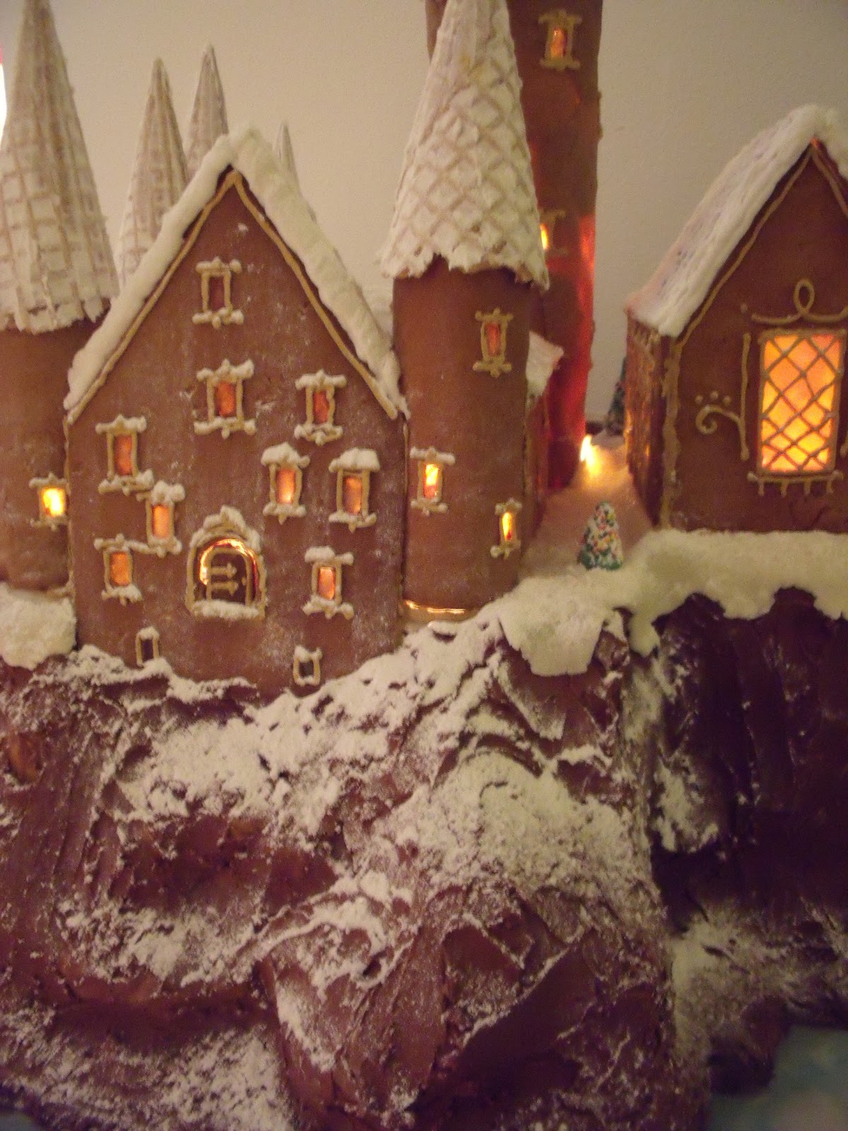 Caketecture: Hogwarts Gingerbread Castle