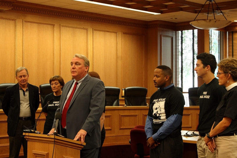 [Paul+House+Press+Conferece+6-21-07.JPG]