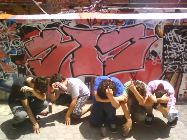 olo to crew ektos apo joke