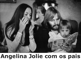 Fotos antigas de gente muito famosa Angelina+Jolie+with+parents+Angelina+Jolie+com+os+pais