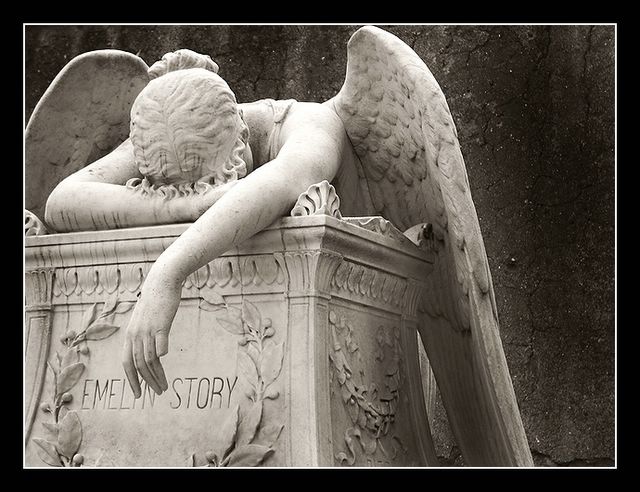[angel+llorando+en+una+tumba,+escultura+en+blanco+y+negro.jpg]