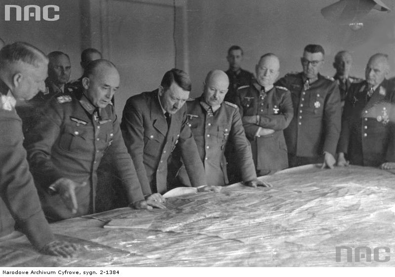 [Hitler+in+military+briefing.+Manstein,+Ruoff,+Hitler,+Zeitzler,+Kleist,+March+1943.jpg]