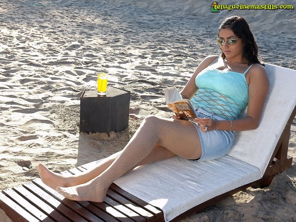 [f_namitha04m_6b8a284.jpg]