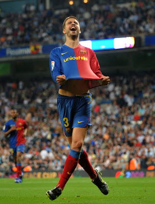 barcelona fc logo 2009. Barcelona player Gerard Piqué