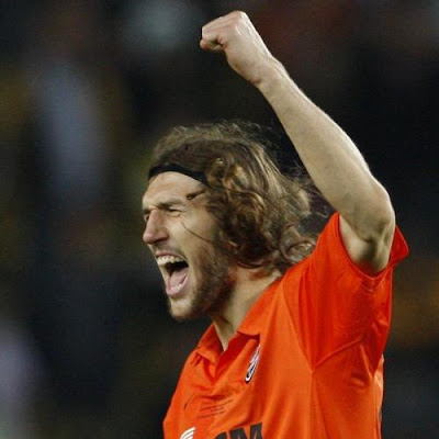 http://1.bp.blogspot.com/_B1JtfOpd85I/SpaG-LBESrI/AAAAAAAATjA/nrjEsUNadOE/s400/dmytro+chigrinski+barcelona+shakhtar+donetsk.jpg