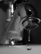 Uma torneira pingando pode gerar o desperdício de até 46 litros de água em um único dia