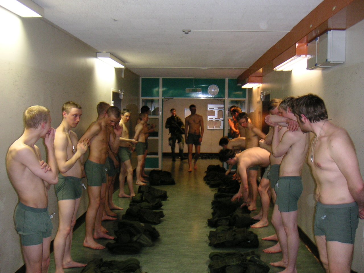 армия голых людей фото 76