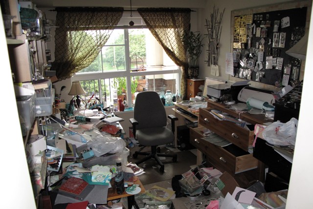 [Craft+Room+BEFORE+melz+pigsty.JPG]