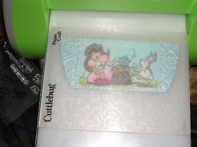 ملف كامل عن طرق عمل كروت المناسبات 12-Cuttlebug+the+stitched+on+image+again+%28line+up+previous+embossing%29