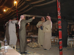 Cenando con los beduinos del desierto, en su Khaima