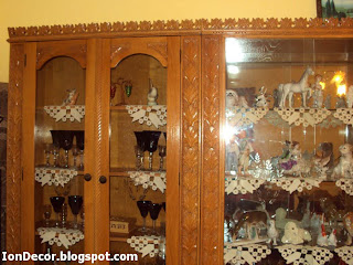 Mobila de sufragerie din lemn sculptat cu elemente de stil baroc: vitrina.