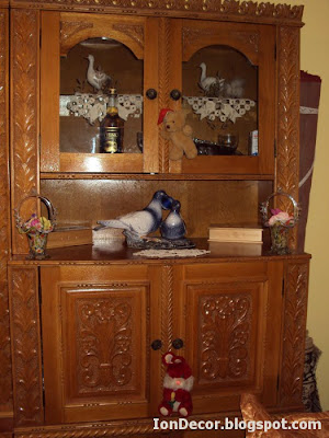 Mobila de sufragerie: vitrina din lemn sculptat.